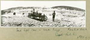 1917年10月、南パレスチナ、ラシドベック、ワディグッツェのフォード軽自動車 作： Capt. Arthur Rhodes